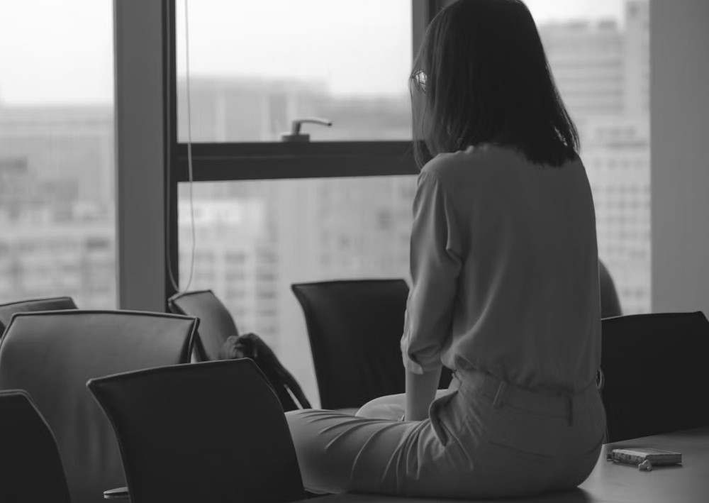 Cadre qui réfléchit seule Salariée cadre qui réfléchit à sa rupture conventionnelle