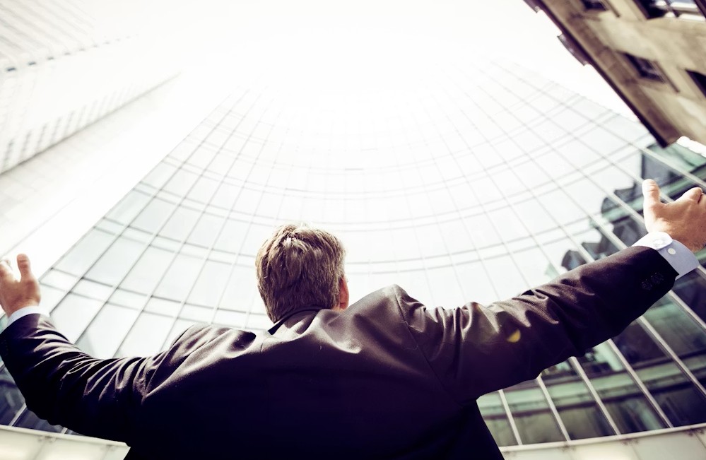Cadre hésitant à rejoindre une entreprise concurrente en raison d’une clause de non-concurrence
