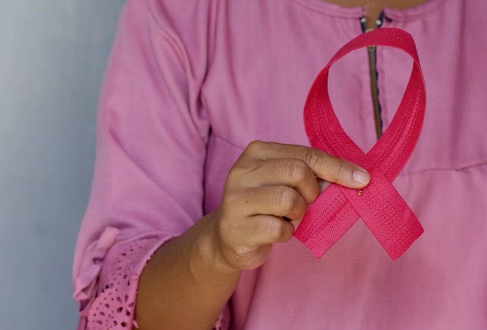 Cancer du sein et travail : quels droits pendant l’arrêt et au moment de la reprise ?